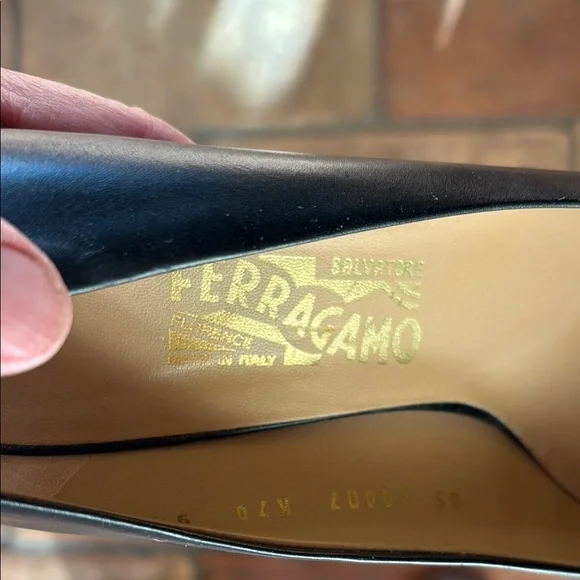 Vintage Salvatore Ferragamo Vara Black Heels with Gold Bow Grosgrain Ribbon EPOC - Picture 7 of 7